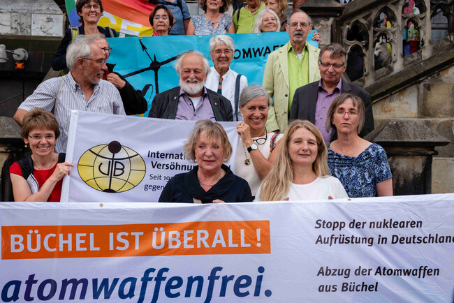 2019 vor dem Aachener Rathaus zur Verleihung des Aachener Friedenspreises.