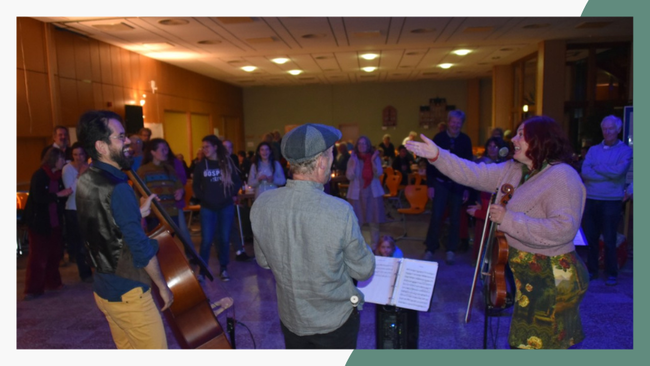 Band in Saal bei Nacht
