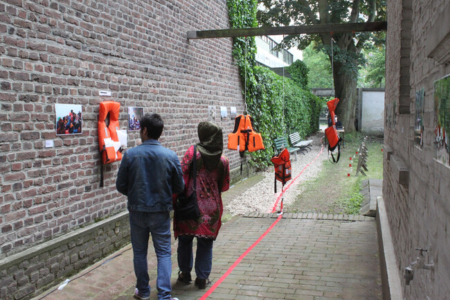 Zwei Menschen betrachten Ausstellung/Rettungswesten